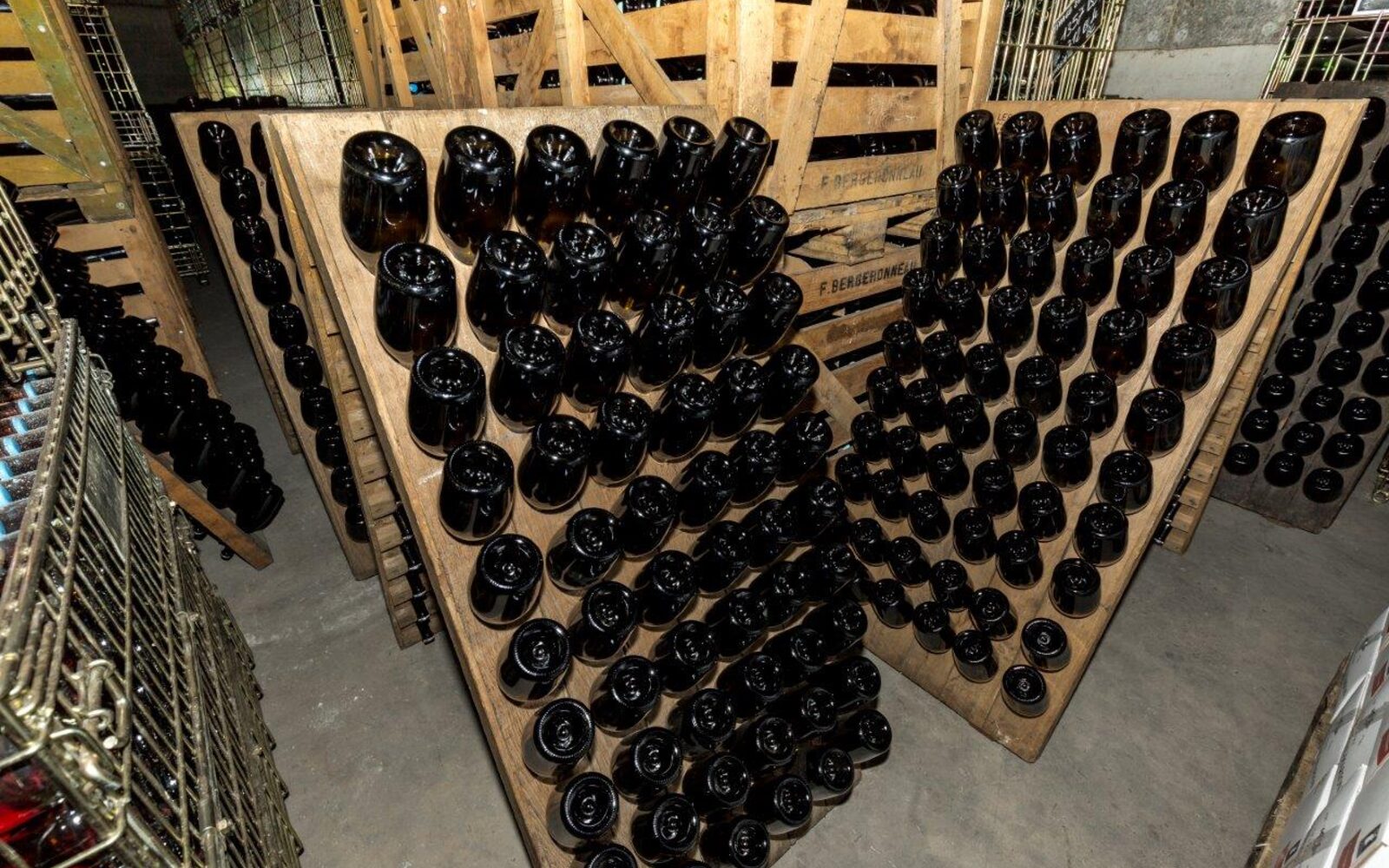 Caves de vieillissement en Champagne — pupitres de remuage